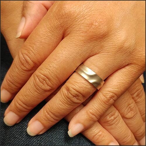 Rippled Wedding Band 14KW - JewelsmithBands