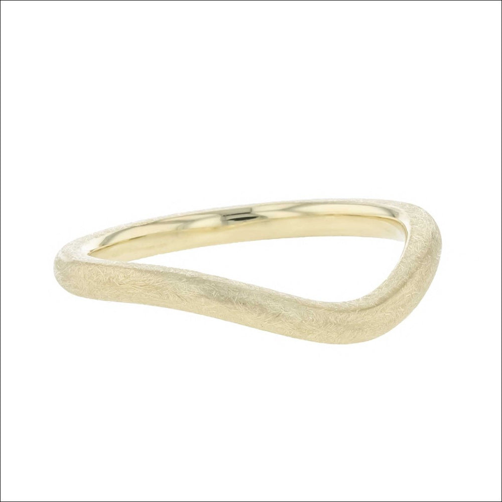 Gentle Curve Band in 18KY Scratch Finish | Jewelsmith