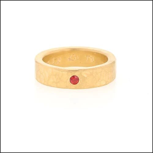 Hammered Band With Gem Customizable in 3D - Jewelsmith