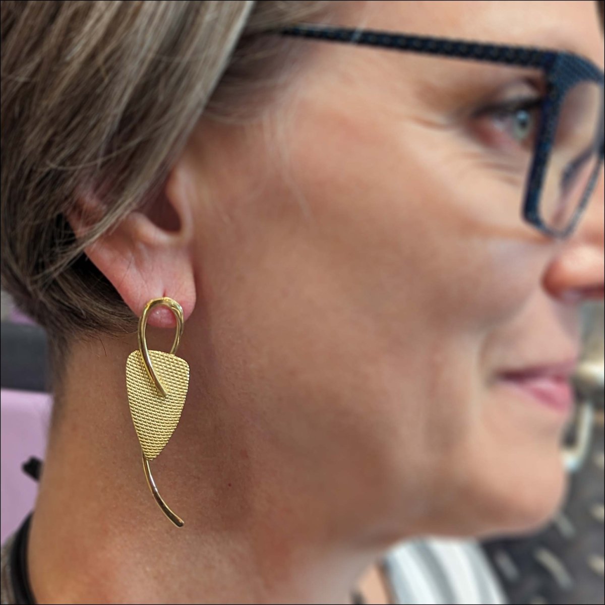 https://jewelsmith.com/cdn/shop/products/textured-swinging-kite-earrings-18ky-492198.jpg?v=1694562398&width=1200